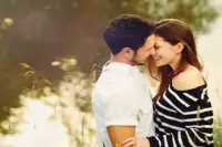 Fransada Ramazan ayında sevgilisini öpən oğlanı döydülər