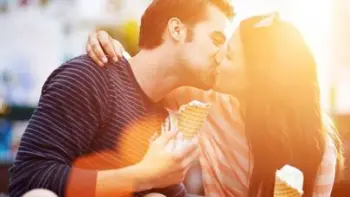 Ehtiraslı öpüşmə taktikası: Sevgilinizin ağlını başından almaq istəyirsiniz?