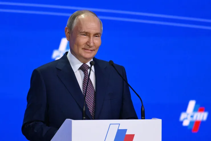 Putin 3 ildir ki, iş yerində yatır - Özü DANIŞDI