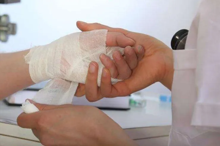 Gəncədə qonşusuna əsəbləşən qadın özünü doğradı