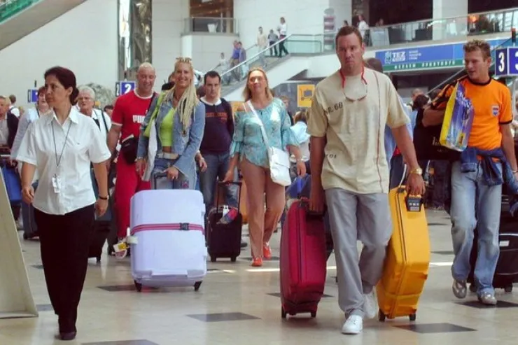 Bu ölkələrdən gələn turistlər hamını qıcıqlandırır: “Ən pislər” siyahısında kimlər var