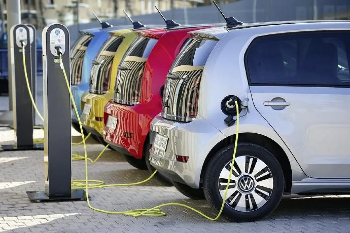 "Shell" elektromobillər üçün sürətli şarjı mümkün edən xüsusi soyuducu maye istehsal edib
