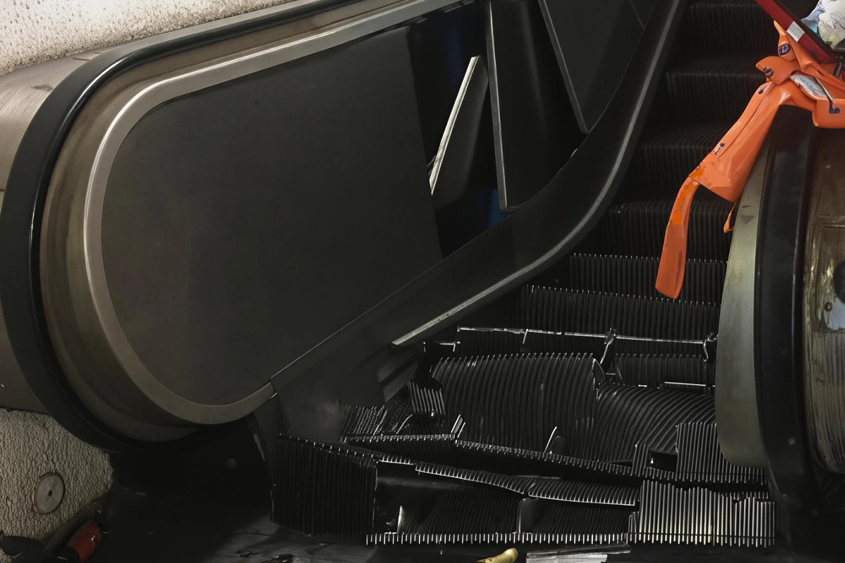 Bakıda faciə: Eskalator qırıldı, xəsarət alanlar var