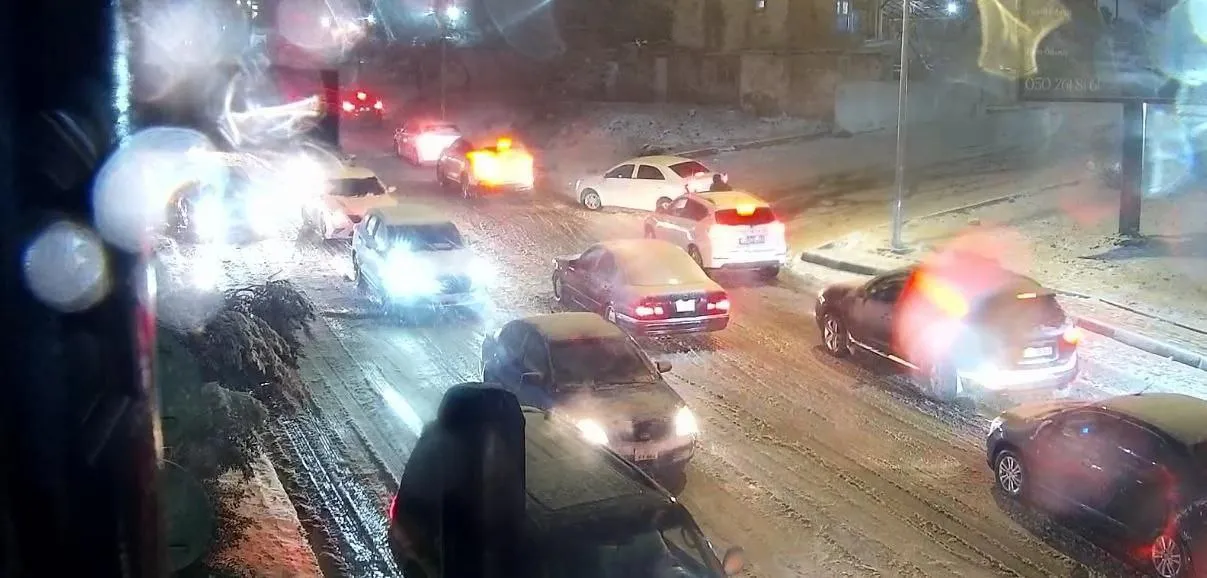 Bakıda qarlı hava nəqliyyatın hərəkətini çətinləşdirib